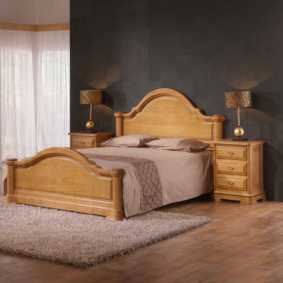 Dormitorio clásico con mesitas de noche