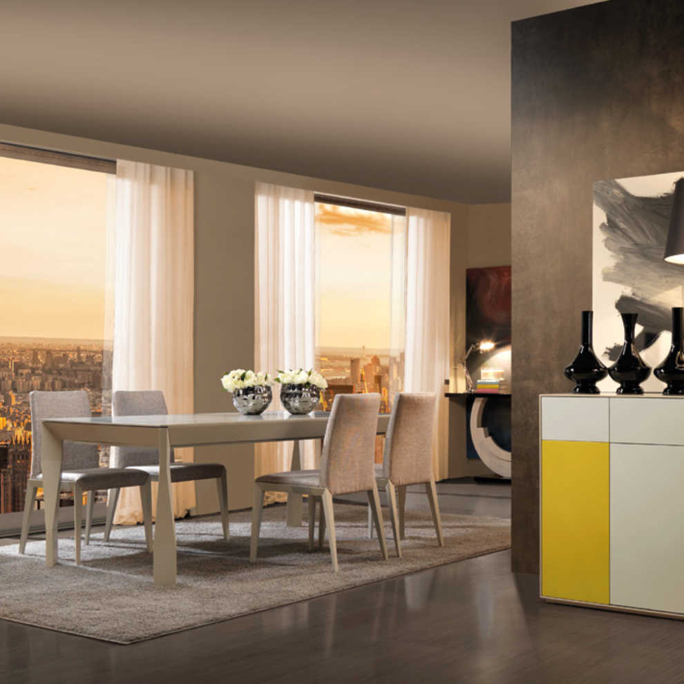 comedor con sillas tapizadas y mueble auxiliar