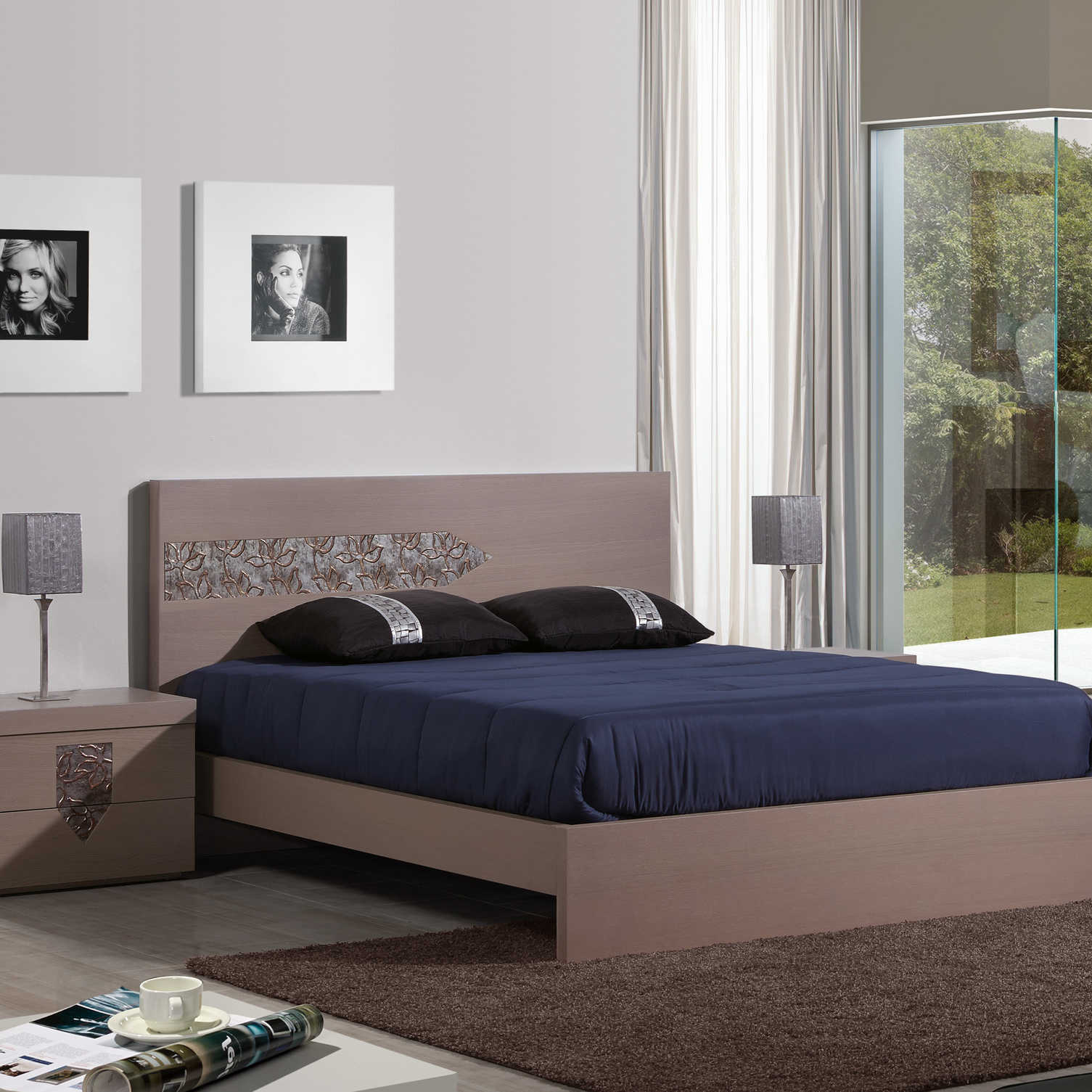 Dormitorio con cama, mesita de noche y butaca