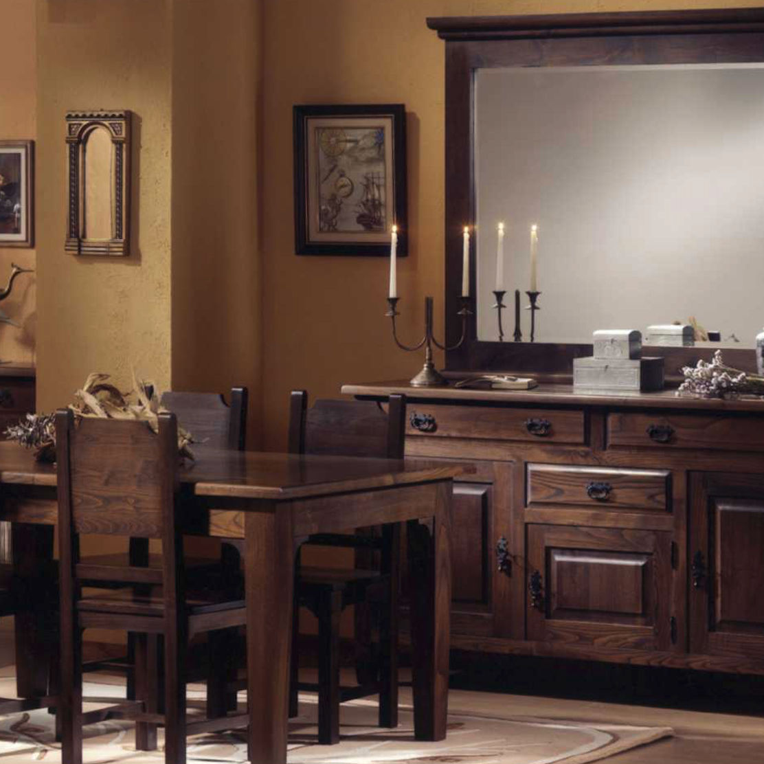 Comedor con mesa y cuatro sillas estilo rustico.