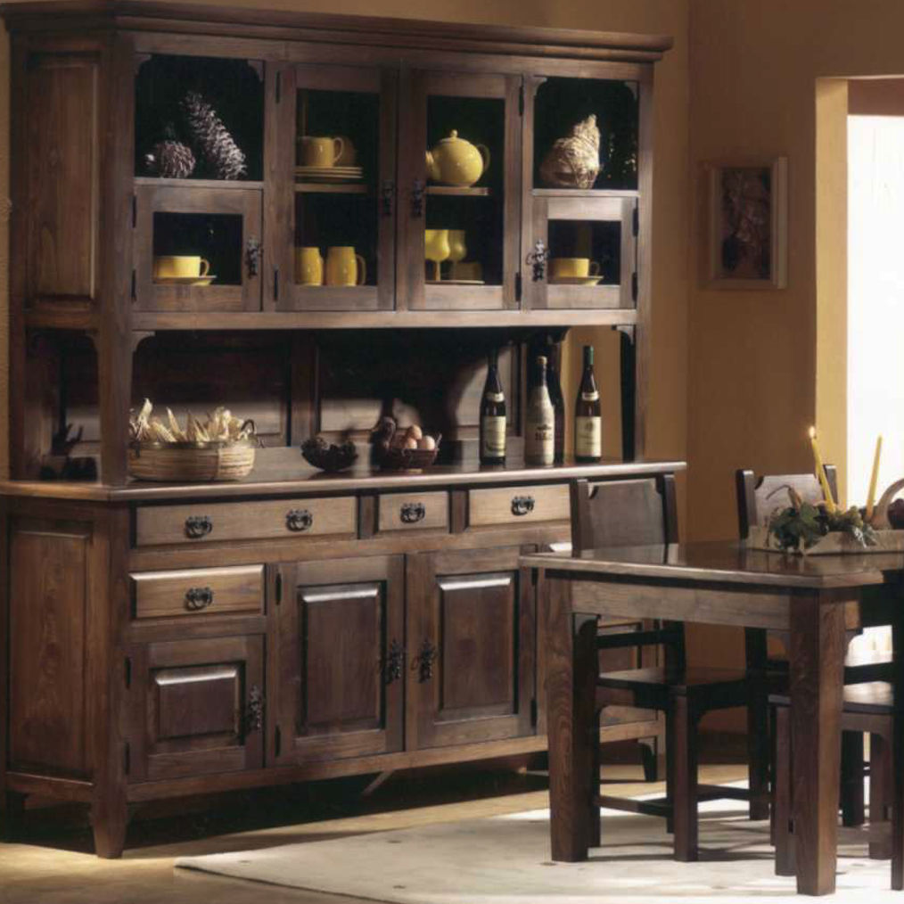 Comedor rustico con mesa y cuatro sillas